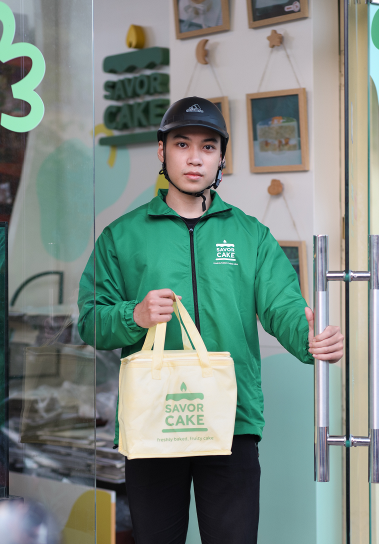 Shipper Savor Cake giao bánh nhanh