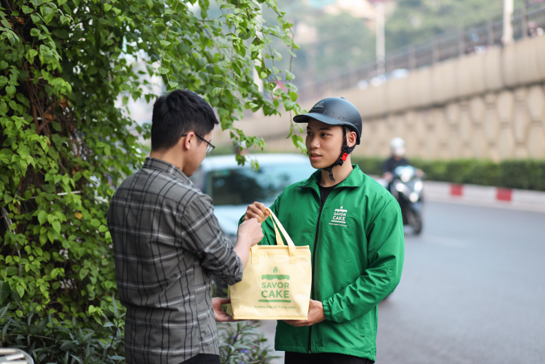 Shipper Savor Cake giao bánh nhanh 1