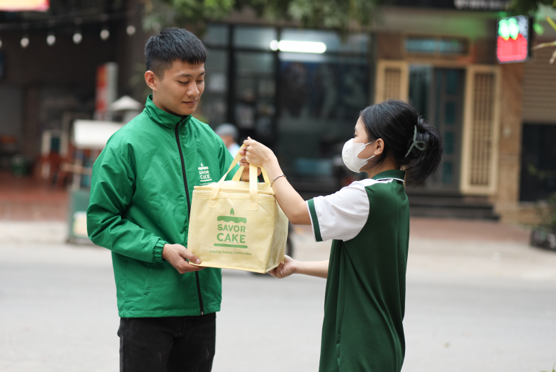Shipper Savor Cake giao bánh nhanh 2