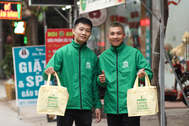 Shipper Savor Cake giao bánh nhanh 3
