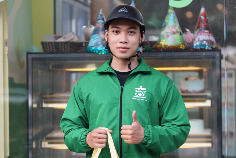 Shipper Savor Cake giao bánh nhanh 4